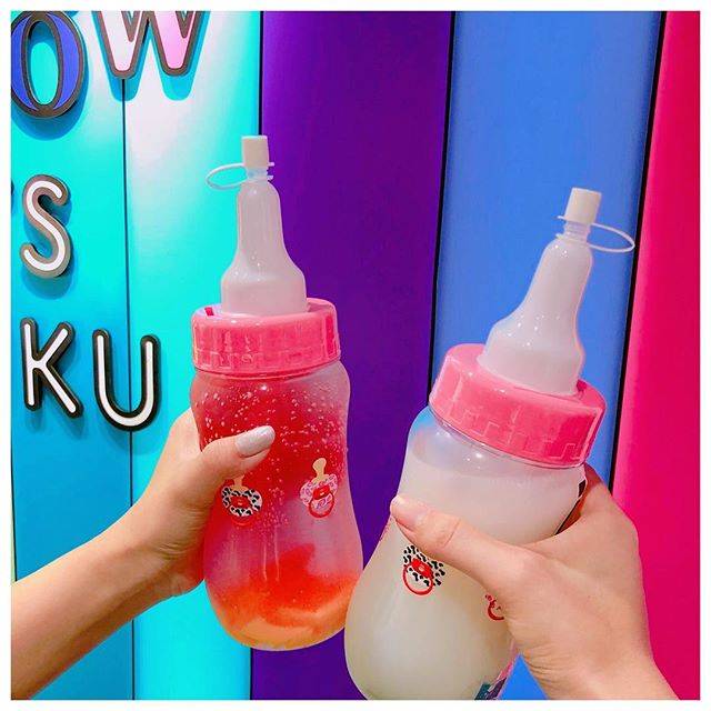 mai on Instagram: “. 🍼哺乳瓶ソーダ🍼 . 今はやりの哺乳瓶ソーダのんでみたよ🍼✨ . 哺乳瓶の中にはソーダとゼリーが入ってて吸ってのむの👶🏻🍼 . ソーダとゼリーはそれぞれえらべるよ🍼💓 . あと、哺乳瓶はおうちにもちかえることできるよ🍼💕(バック汚れるから何か袋もってくのがオススメ😆笑) .…” (70690)