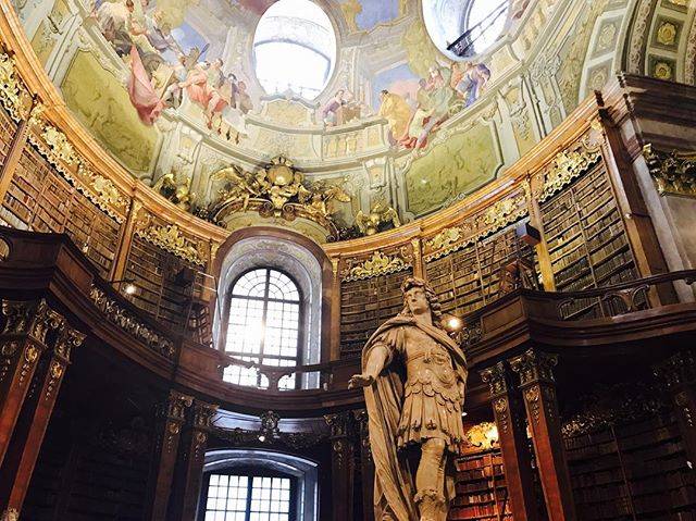 @kyon.ss on Instagram: “旅行にいくと 絶対に立ち寄るのは 図書館や本屋さん.💓 . . . . もちろんcathédraleも行くけど 一番わくわくする空間はここ.✨ . . . . 海外の図書館や本屋さんって 本当にすてきな場所が多い.💕 . . . . #ウィーン #オーストリア #lw12月の旅…” (70965)
