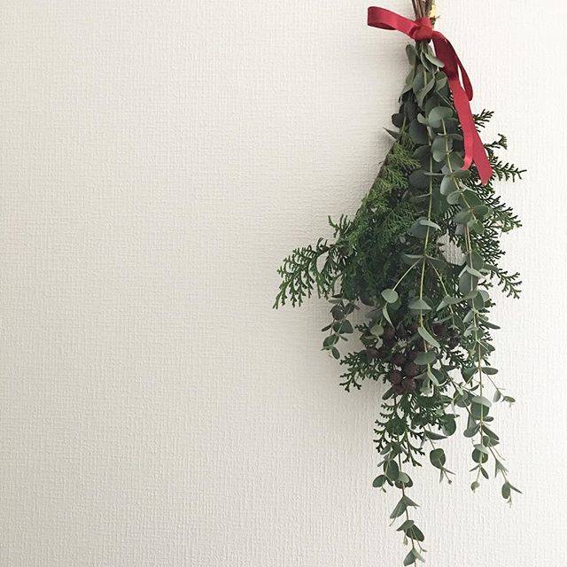 misato on Instagram: “* 先日作ったリースと同じ材料でスワッグも作成。 材料2種類はちょっと寂しいかしら… リースの投稿の際、 フォロワーさんよりいただいた “赤いリボン”のアイデアを スワッグ作りで拝借致しました♥️ ありがとうございます🙏 * #スワッグ#クリスマススワッグ#クリスマス…” (70977)