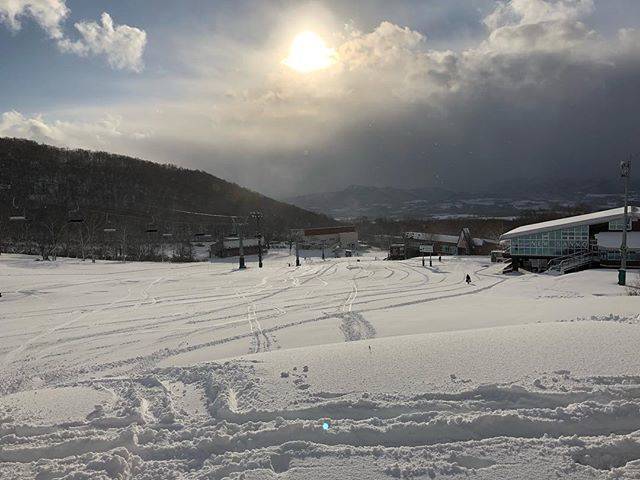 ぽん@北海道情報局 on Instagram: “ニセコにスキーに行ってきました⛷ 初心者な私は、コースが広くて初級、中級向けと言われるアンヌプリ国際スキー場へ。  到着したのは12/6でまだ雪が少なかったけど、待ってましたと言わんばかりの雪が翌日から降り始め、ふっかふかのパウダースノー「JAPOW」を体感できました☃️…” (70979)