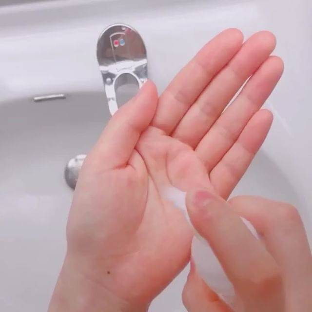 yuko kobori on Instagram: “. ・ 洗顔の時の“泡”は たっぷりと。 ・ たっぷりでも 健康な肌は“弱酸性”だから ・ 健康な肌から遠い “アルカリ性”のもので 洗ってしまうと肌を守ってくれる バリア機能が弱くなってしまうからね😱 ・ そうなったら“乾燥肌”の始まり〜😫 ・ “乾燥肌”は普段の…” (71477)