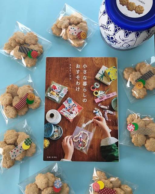 ラッピングCafe on Instagram: “💕贈る私も贈られる方もハッピーに💕 ・  缶クッキーを小分けしてマスキングテープと丸シールを重ねてチョコッと貼るだけで簡単可愛くおすそ分け🍪 ・ #小さな暮らしのおすそわけ  #ダニッシュミニクッキー #おすそ分け #スイーツラッピング #セリア #ボタンシール #マステシール…” (72400)