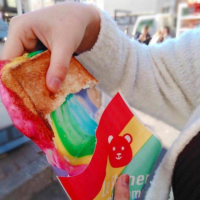 Saji on Instagram: “rainbow sandwitch ・ ・ ・ ・ ・ チーズが思ったよりも美味しくてビックリした😋 色もそこまで毒々しくなくていい感じ！ ただ……高すぎねぇか！？🙄 普通なのか！？ 都会の物価高すぎ怖い ・ ・ ・ ・ ・ #rainbowsandwich #rainbow…” (73379)