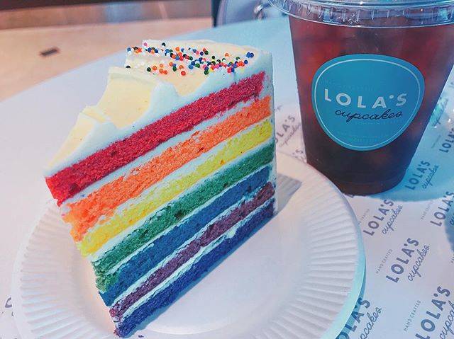 か さ い on Instagram: “…LOLA'S cupcakes2人でレインボーケーキ食べたけど砂糖砂糖してて甘々だった😮🌸お買い物たくさんしたいいい夏来るよ〜痩せなきゃ#2017#0520#lolascapcakes #レインボーケーキ” (73410)
