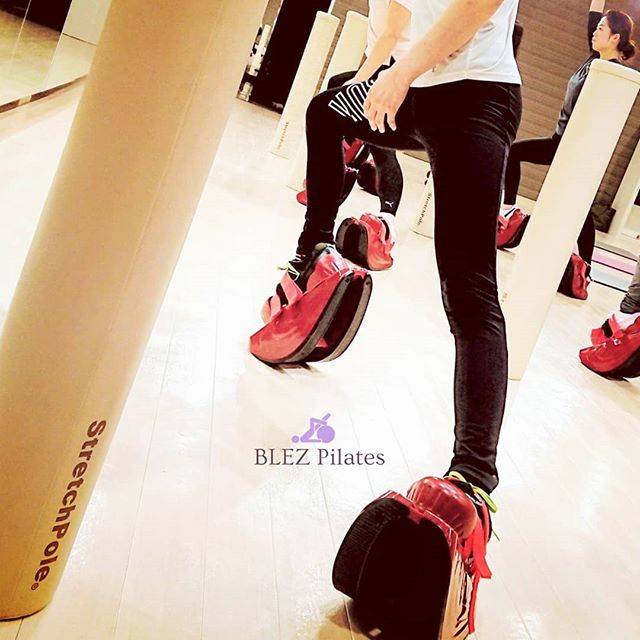 Akemi on Instagram: “* 2019.1.27  OL時代の私を変えた コンディショニングツール 『Masterstretch×Bungeetone』  BLEZ Pilatesでは 赤い靴にバンジートーンという ゴムチューブを装着することで より効果的なレッスンを行います。  何となくの…” (73588)