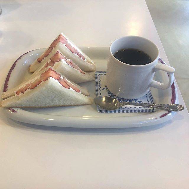 自由に〰〰〰〰〰🕊 on Instagram: “_一切れ食べたあと 🙄🍓#フルーツパーラーフクナガ #イチゴサンド#daily #日々 #休日 #暮らし #simple #cafe #coffee #break #카페 #커피” (73757)