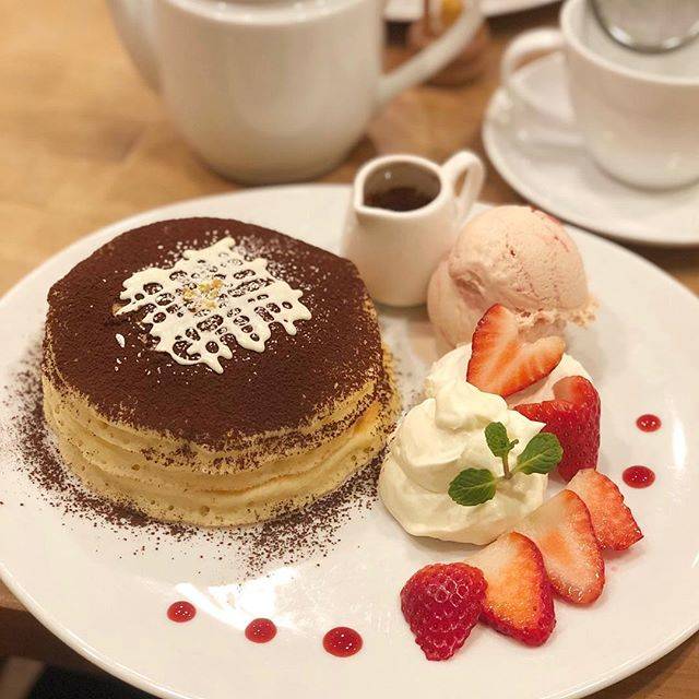 Noriko Itoh on Instagram: “#ホットケーキの日 に #パンケーキ 食べた！  うう、惜しい…  でもね、 #voivoi さんのパンケーキはいつも優しくて美味しい😋  #苺ティラミスパンケーキ に #コーヒーソース をタラタラ〜と垂らして…そこに #マスカルポーネチーズクリーム を乗せて😍…” (73868)