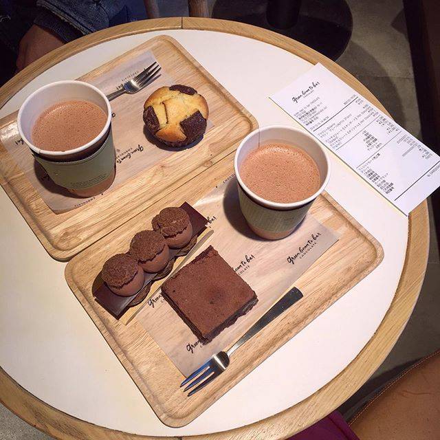 Yagi Aika on Instagram: “福岡にしかないって思ってたから東京にもあるって知って行きたくて行きたくてウズウズしててやっと…！❤︎こんなオシャんなエクレア初めて🍫⛄️ #東京カフェ#目黒カフェ#チョコレート好きにはたまらない #greenbeantobarchocolate” (74065)