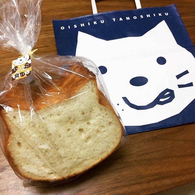 suaya_a on Instagram: “いつも店の前を通るたびに、微妙に気になっていた、、、新阪急ホテルのパン屋さんブルージンの「いろねこ食パン」初めて買ってみた。#いろねこ食パン #気になってたパン屋さん  #梅田の #お土産” (74485)