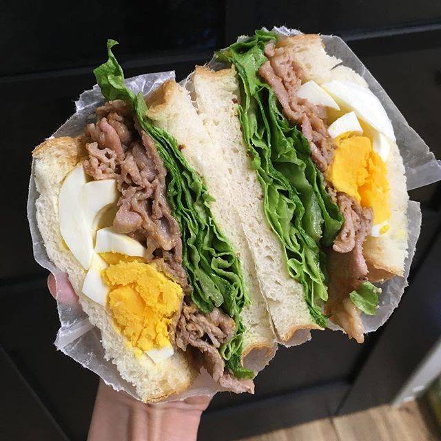 Hiromi Akasaka on Instagram: “Today’s sandwich .大急ぎで作ったので雑ですが、、焼肉サンド！.昨日からインタースタイルに出展している夫にスタミナ朝ごはん🍽.#朝ごはん #sandwich #サンドイッチ #ひろみのサンド” (75077)