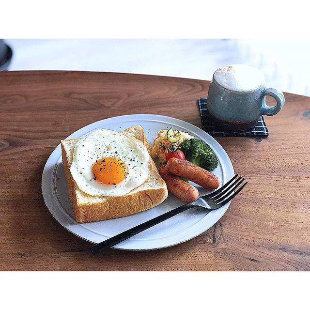 kana on Instagram: “. おはようございます . . 目玉焼きトースト コーヒー . . ハッピーバレンタイン 旦那さんから逆にチョコもらっちゃった♡ しかも私から旦那さんへ用意したものよりはるかにお高い…笑 大事に食べよぅ♡ . . . #暮らし #暮らしを楽しむ #日々の暮らし #食卓 #ご飯…” (75083)