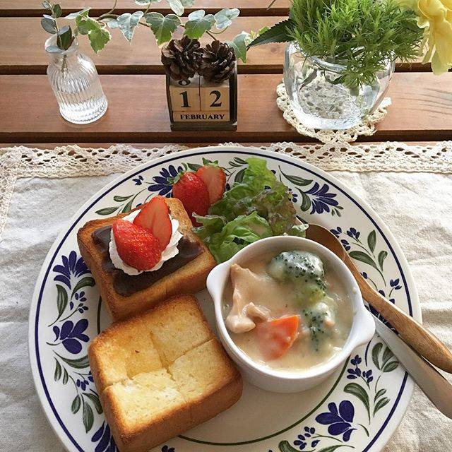 sayaka on Instagram: “＊朝ごぱんプレート＊ クリームシチュー トースト サラダ いちごあんホイップトースト いちご ・ ・ 今日はスッキリいいお天気☀️ ・ ・ 昨日の夕飯のシチューとトーストでつけパン♪ ・ ・ もう1枚のトーストはあんこを塗ってホイップといちご🍓をのせました。 ・ ・…” (75221)