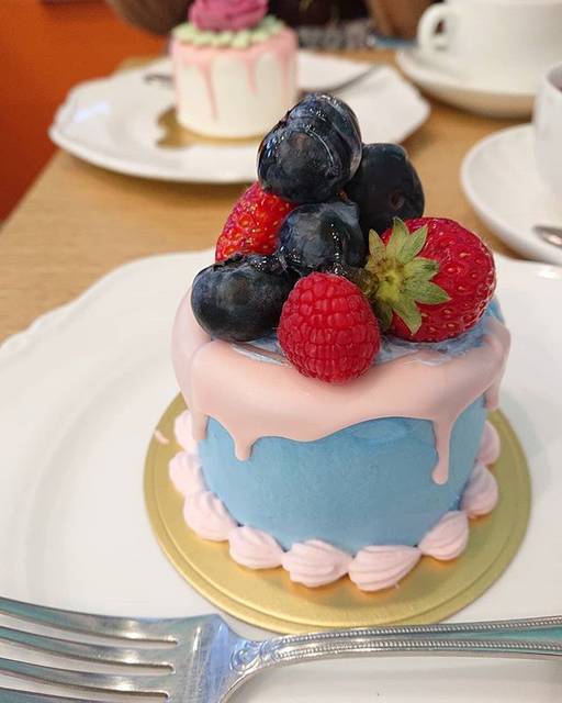 Yui Tabata on Instagram: “***中はシンプルなチョコレートケーキでした♥.生クリームとチョコレートでコーティングされてます🍰.#ケーキ　#マリリッサ　#表参道から　#徒歩3分” (75264)