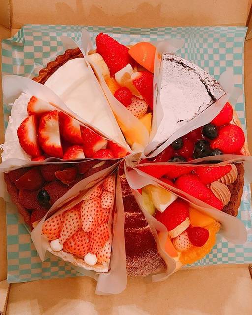 @mogu3722 on Instagram: “キルフェボンー♡久しぶり✨姉ちゃんがお土産に買ってきてくれた。バレンタインのフェアかなんかやってて50分も並んだらしい( ﾟωﾟ；) #キルフェボン青山 #実はケーキあんまり得意じゃない #ここのはいっぱい食べれる#別格おいしい” (75291)