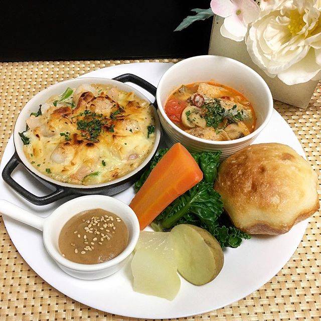 Erika on Instagram: “小松菜と里芋の和風グラタン&鯖缶のアヒージョ風アクアパッツァ。 ・ ・ ・ パンは新規開拓お店で。カルピスバーター使用なだけあってすっごい美味しいく太れる味😋 ・ ・ #今日の晩御飯 #おうちカフェ #おうちごはん #カフェ風ごはん #ワンプレートディナー #ワンプレートごはん…” (75320)