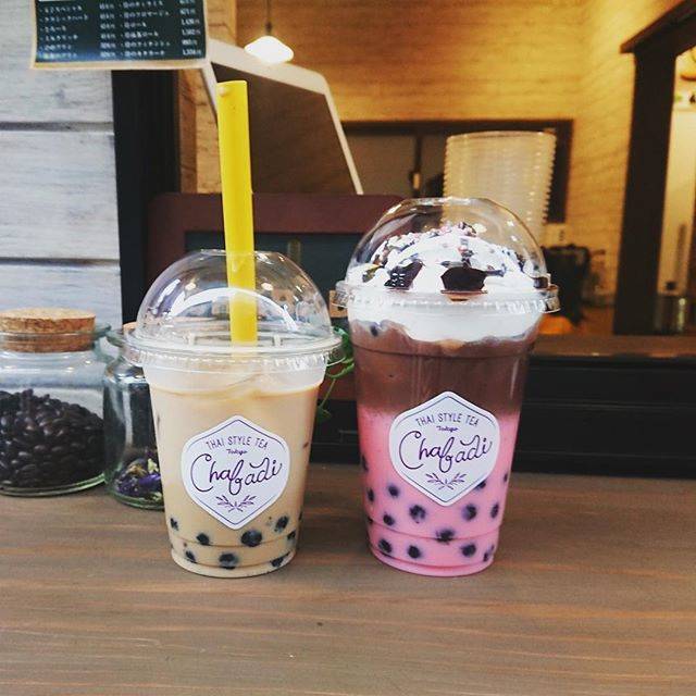 sappe on Instagram: “ここ最近、タピオカばっか飲んでるけど、タイの茶葉はやっぱ違うみたい！スタンダードなミルクティーがすごく美味しく感じました。😊✨ちなみに、右のは2月限定のプレミアムなタピオカでした〜#福岡カフェ #chabadi #タイ #タピオカ” (75696)