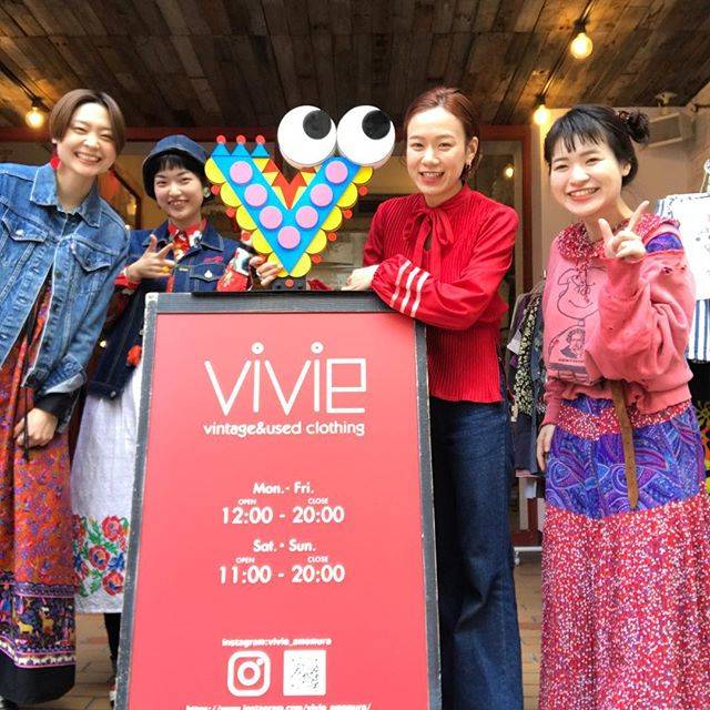 大阪 古着屋 vivie(ヴィヴィー) アメ村店 on Instagram: “.vivie 1周年 オープン❤️❤️.オープンと同時にたくさんのご来店ありがとうございます😊.本日はいつもより長い22:00まででお待ちしてます⭐️.” (76879)
