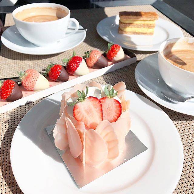 ｕｉ🌹 on Instagram: “. 先日お友達とグランドハイアットでお茶した時の☕️ プレミアムショートケーキは本当に美味しかったです😍 . #苺 #いちご #ショートケーキ #ケーキ #スイーツ #カフェ #グランドハイアット #グランドハイアット東京 #六本木ヒルズ…” (78880)