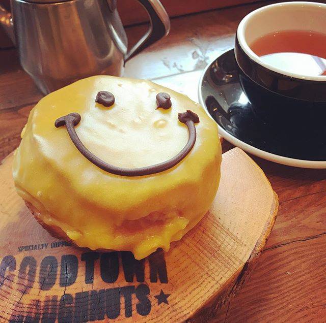 @jaeyoonsama on Instagram: “#굿타운도너츠 에서 굿모닝... 이곳 인기 no.1인 #망고 스마일 #goodtowndoughnuts #doughnuts #原宿カフェ #グッドタウンドーナツ #ドーナツ #マンゴースマイル” (79162)