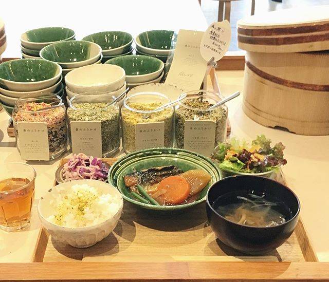 RieT on Instagram: “原宿でバランスのいい食事がとれる貴重なお店。 . ご飯おかわりしちゃった🍚🍚 だってふりかけが春夏秋冬で4種類✨ . 上のオフィスの社員さん達が打ち合わせに使いまくってて、アウェイ感がたまにキズ。 . .  #原宿 #harajuku #原宿ランチ #ランチ #定食 #定食屋…” (79368)