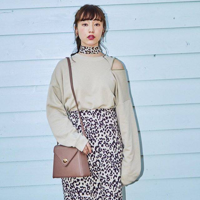 WEGO on Instagram: “✔︎shoulder ring zip sweat ¥2,990+tax✔︎leopard skirt ¥2,990+tax✔︎shoulder bag ¥2,590+tax@aina_yama#wego#wegomagazine#springfashion#新生活” (80113)