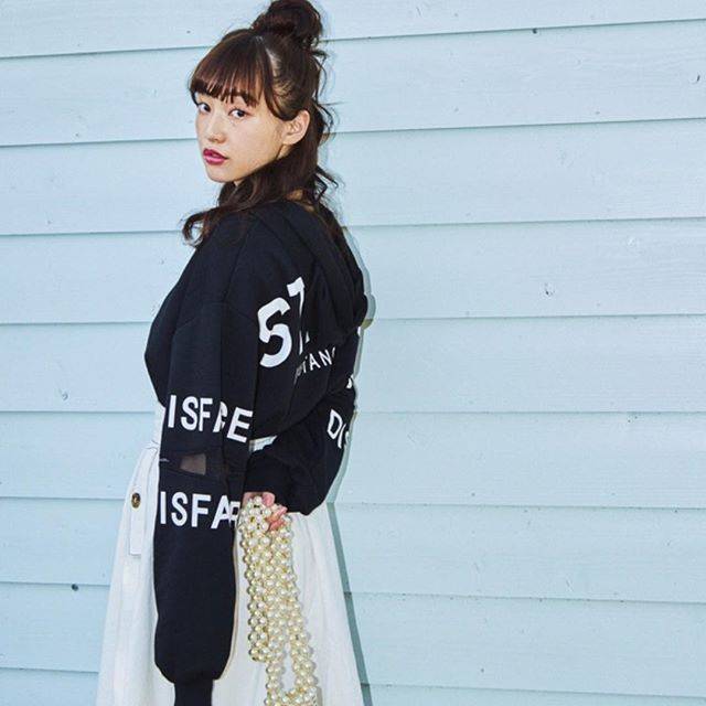 WEGO on Instagram: “✔︎mesh bag print parka ¥2,990+tax✔︎long skirt ¥2,990+tax✔︎pearl mini shoulder ¥3,990+tax@aina_yama#wego#wegomagazine#springfashion#新生活” (80114)