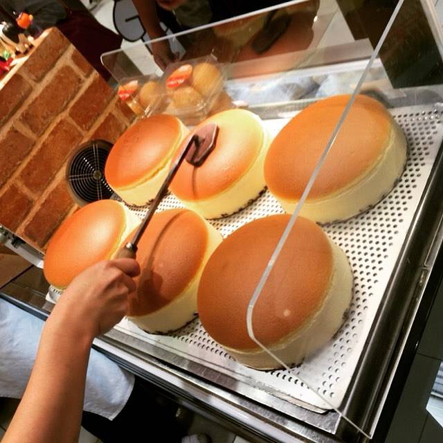 mode on Instagram: “またまた、りくろーおじさんの店の、チーズケーキです(^O^)／今日は、大丸梅田店です。#りくろーおじさんの店 #チーズケーキ” (80310)