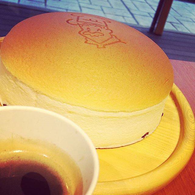 @camp.daisuki on Instagram: “今日のお3時何十年ぶり！？のりくろーおじさんここのお店は出来立てプルップル～♪のチーズケーキがイートインで食べれて、珈琲と紅茶が無料で頂けるのですっごい混んでます(^_^;) #珈琲#コーヒー#りくろーおじさん#チーズケーキ” (80312)