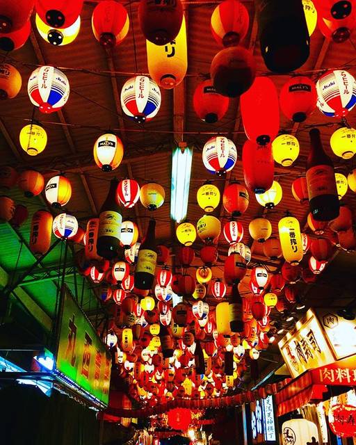 Ryoko H on Instagram: “2019年2月9日。日本一長い商店街の【早い夜】。 友達に連れられて、飲み屋さんが沢山並んでる処へ。  ふと、アーケードを見上げると、台湾のお祭りみたいに宵の口を彩る、たくさんの提灯。アジアの知らない国に迷い込んだような錯覚。…” (80497)