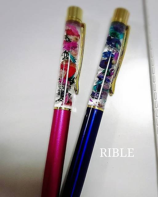ポーセラーツサロンリブレ on Instagram: “ハーバリウムボールペンレッスンにお越し下さいました。  ピンク赤系とブルーパープル系で素敵なボールペンが完成しました。  ハーバリウムボールペンレッスンでは沢山のお花の中から自分好みにコーディネートして頂けます。…” (80655)