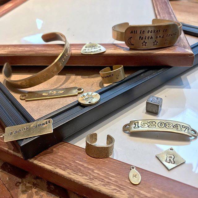 BOX CHARM Industry on Instagram: “こんにちは🌬 BOXCHARMでは好きなプレートを選び文字や絵文字を刻印できます！  特別なアクセサリーができますよ💐 . . . #boxcharmindustry #boxcharm #handmade #accessory #handmadejewelry #stamp…” (80669)