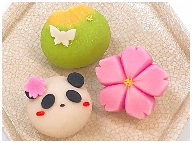 老泉 翔太 / Shota Oizumi on Instagram: “春の上生菓子手作り体験♪ ご無沙汰しております🙌 本日は「Cafe&Guesthouseもやいや」 @moyaiya_house さんで、 和菓子のワークショップを行いました😊✨ ・ 全て練切(ねりきり)製で、 「お花見パンダさん(チョコ餡)」…” (81023)