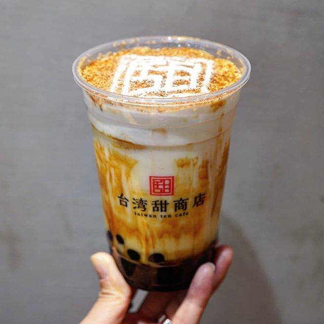 カナミシュラン(kana) on Instagram: “【東京 新宿 台湾甜商店】 甜黒糖クリームミルク . . これは 氷の量変更可能、甘さ変更不可 . タピオカはつるもちタイプ中粒 黒糖のお味がしっかりついてるよ😌 濃厚クリームがミルクの上にのってて 甜アート付きだったよ😋 . 阪急三番街のとこは並んでるけど 新宿は全然だった😂…” (81922)