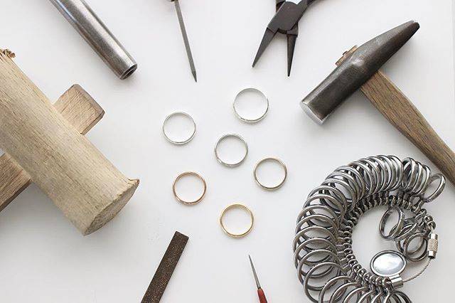 【手作り指輪・手作り結婚指輪】ついぶ東京工房 on Instagram: “手作り指輪を作り上げるには様々な工具が必要です。 . ついぶ東京工房の手作り指輪は鍛造(たんぞう)技法がメインになります。 . 金属の棒を曲げたり、叩いたり、ガスバーナーで溶接したりと普段の生活の中ではなかなか味わえないことが盛りだくさんの作り方なのです！ .…” (82297)