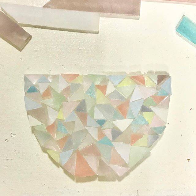 田畑硝子工房 on Instagram: “たくさん三角。あいまいな色を20色近く組み合わせて一つのかたちに。焼き上がりもいい色になるといいのだけれど👀どんぶりみたいなこちらも、花器になる予定です🌷#glass #triangle #flowervase #2k540 #tabataglass #田畑硝子工房” (82328)