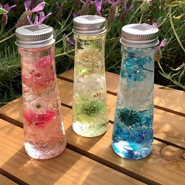 n_n_hana on Instagram: “飯岡花めぐりで、いつもお世話になってるトールペイントの先生のワークショップ体験しました♡(｡☌ᴗ☌｡) 今回はハーバリウム✨✨ 小瓶を３つ色違いで♪ 小さくて並べて飾ると、とても可愛い💕 ・ #ハーバリウム #花のある暮らし #花のある生活 #ドライフラワー…” (83011)