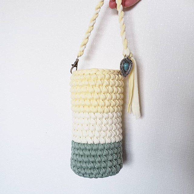 @taneco_handmade on Instagram: “友達の誕生日プレゼントに。 チャームは本人に選んでもらいました。 喜んでくれて良かった✨  #ボトルケース #ボトルホルダー #ファブリックヤーン #tシャツヤーン #ロシアヤーン #ミャータヤーン #knitkaヤーン #knitka #knitka_knit #ズパゲッティ…” (83099)