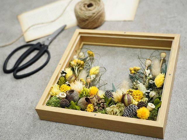 yuanflower on Instagram: “美しい花々と緑で埋め尽くされた癒しの空間『花の庭』の風景を切り取ったようなフラワーフレーム。15種類以上のドライフラワーフラワーやプリザーブドフラワー、木の実を使って制作しています。  Webショップにて販売中 yuanflower.com…” (83509)