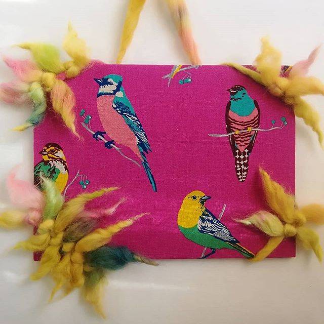 雑貨屋をとわ on Instagram: “お気に入りの生地でファブリックボード作ってみました🎶 鮮やかなカラーがすごくキレイ😆✨ アートヤーンでアレンジ～。 ピンクにイエローの配色が合うのです💕 . 私にしては珍しくパキッとした色合いの作品になりました。 色とりどりの鳥🐦が可愛い～😍💕💕 . .…” (83543)