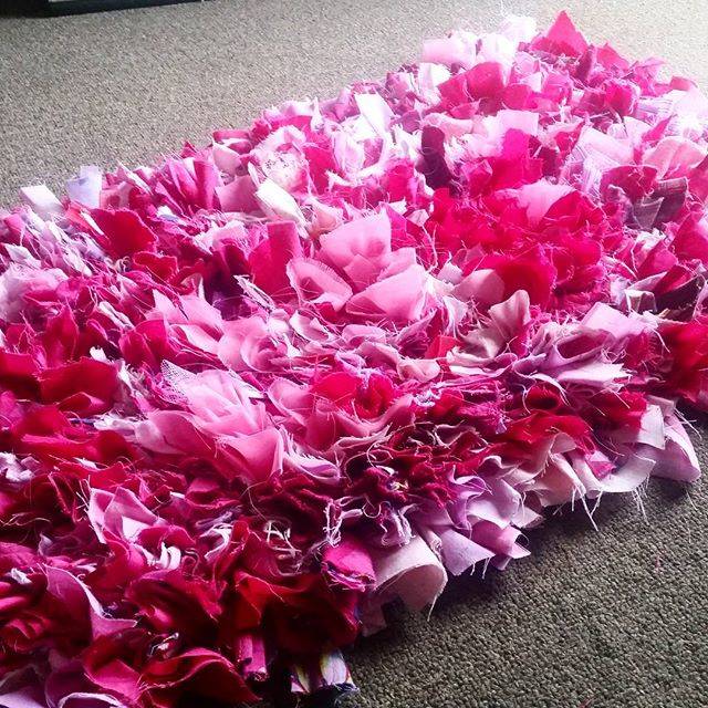νεφρίτης on Instagram: “currently making a cloud shaped white mat for the nursery. this is my pink one ❤ #shagragrug #ragmat #diymat #pretty” (83645)