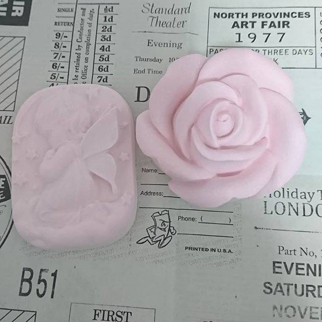 yoshie511 on Instagram: “お友達が欲しいと言っていた バラのアロマストーンが完成(*^^*)初めて 色をつけて作ってみました😉🎶 #アロマストーン作り #アロマストーン作り 初心者#シリコンモールド #天使#バラ” (83738)