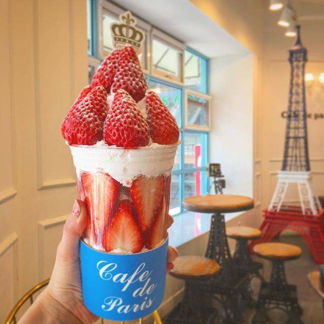 Sss on Instagram: “#gw韓国くいだおれ旅 . . 言わずと知れた #カフェドパリ . 念願のいちご！ . その色が、その形が、断面が… なにもかも全て可愛い それこそがいちごマジック🍓 . フレンチカラーのエッフェル塔の側で。 . ここは、パリですか？🇫🇷 여기는 파리입니까?…” (83784)
