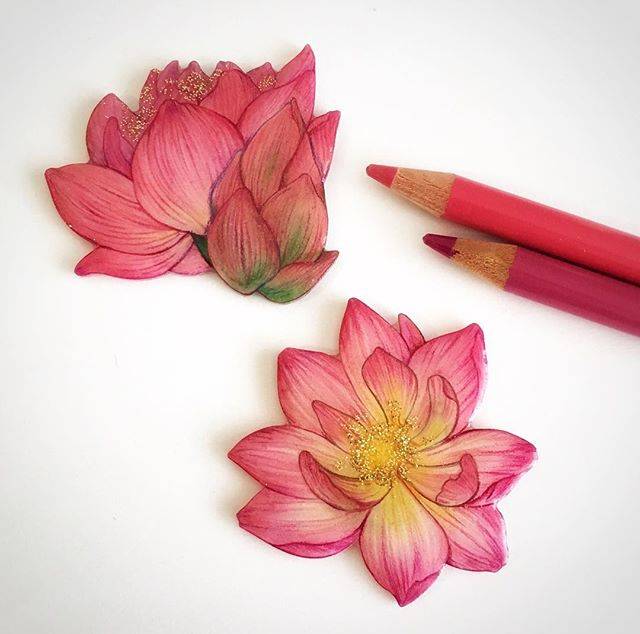 Katsumata Ai （Iuchi/カランコエ） on Instagram: “そろそろ季節も来るので、大好きな蓮の葉のプラ板ブローチを作りました 時間があれば葉も作りたいです ・ #蓮の花 #蓮  #ピンク色 #プラ板 #レジン #プラ板アクセサリー #プラバン #ブローチ #ハンドメイドアクセサリー #手描き #色鉛筆 #パステル…” (84693)