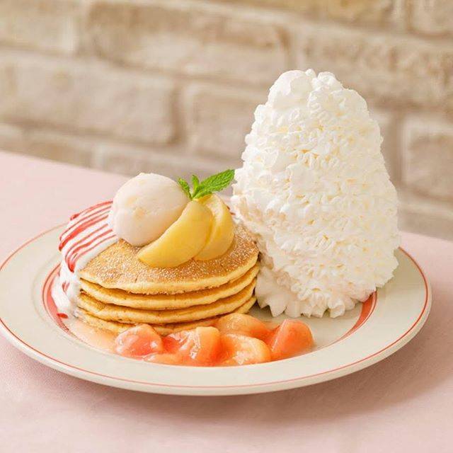 EGGS ’N THINGS JAPAN on Instagram: “6月25日（火)〜7月31日（水）までの期間中、﻿白桃を使った爽やかな パンケーキが登場いたします！🍑🍨﻿ ﻿ ふんわり香る桃の優しい甘みと爽やかなヨーグルトソースを組み合わせた夏らしいパンケーキ🥺💕﻿ ﻿ 甘酸っぱいラズベリーソースもかけ、﻿ さっぱりと仕上げました😋💫﻿ ﻿…” (85032)