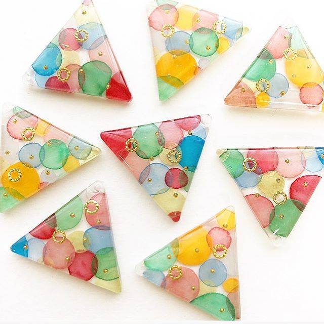 kinoko on Instagram: “⚪︎⚪︎○⚪︎ 思いのまま色付けした まるまる柄の三角☺️ 夏らしいカラフルポップな作品が出来ました✨ . 詳細はまたアップしますが シャトーダベイユ様とCHOU CHOU様に 商品を発送しました✨ （こちらの三角も送っています） 明日の夕方ごろには届くでしょうか☺️…” (85215)