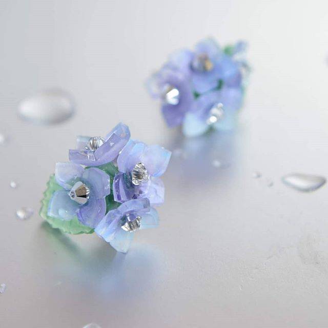 Atelier Sayura on Instagram: “小さめ✦今年の紫陽花は大人色 ピアス＆イヤリング . minneさんの特集に掲載していただいてから沢山のご注文をいただいております😆 . 青系を何色も混ぜ色付けしているので 見る角度により色の雰囲気がかわります✨ . もう少し大きめのサイズもあります☺ . . .…” (85228)