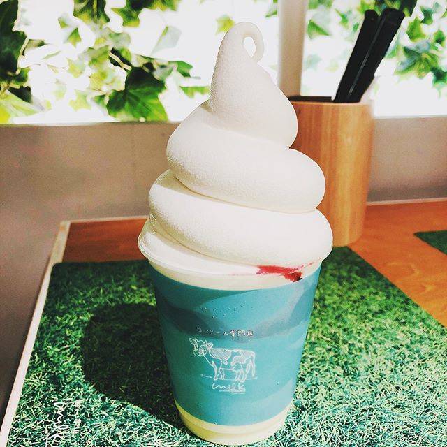 To Mo on Instagram: “珍しく大阪に行ったので、カフェに行ってみた。 #生クリーム専門店 #ミルクカフェ #梅田  ミルクの味は濃いのに臭くないんですよね。 丸の絞りで絞ってあることも 美しさすら感じられる綺麗な渦も 可愛く垂れる絞り終わりも パーフェクトです。 うーむ職人技 こう見えてパフェ。…” (85375)