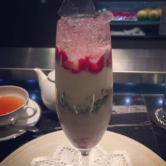 RYOKO on Instagram: “@トシ ヨロイヅカ春のパフェ🍓🌸写真センス無いのが非常に残念…🤦‍♀️” (85877)
