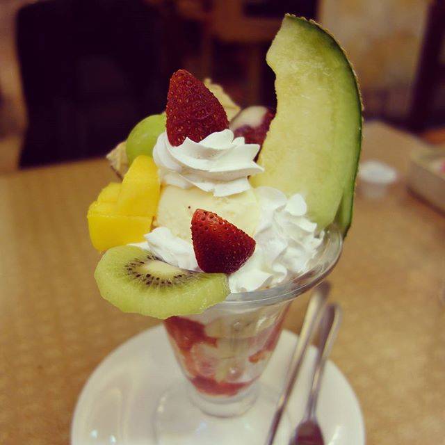 @_mi_zu_ta_ma on Instagram: “2015/09/26 ちゃむぽさんが食べてて気になったフルーツパフェ、フルーツが全部甘くて美味しくて、これで450円てびっくりだ🍈🍓” (85903)