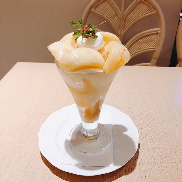 Momo on Instagram: “＊ ＊  京橋千疋屋大丸東京3F フルーツパーラー  Peach Fair  桃🍑のヨーグルトパフェ  #kyobashisembikiya #sembikiya #fruitparlor #parfait #peach #yogurt #fruits #dessert…” (85985)